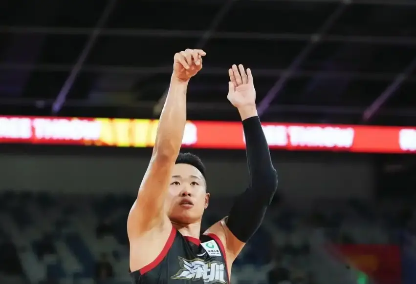 金岭速配 广东大胜美国球队！贺希宁连砍14分，焦泊乔展统治力，杜锋用双塔